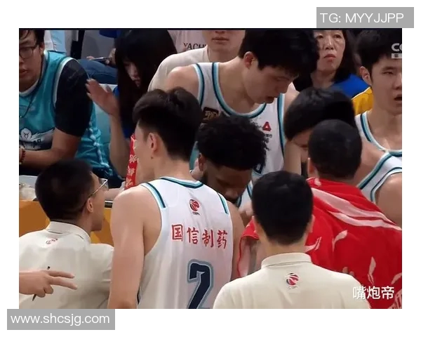 CBA青岛与浙江对决引发争议视频热议球迷观点各异分析比赛关键时刻